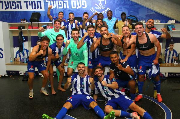 שחקני הפועל פתח תקוה חוגגים בחדר ההלבשה