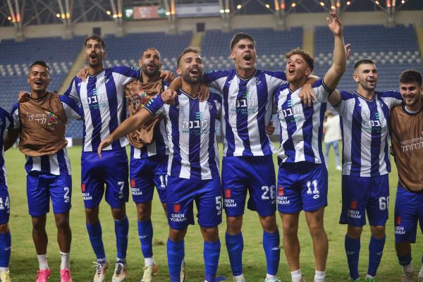 שחקני הפועל פ"ת חוגגים בסיום. מימין - אמיר ברקוביץ', איתי רוטמן, גולן בני, יער זמברובסקי, רם לוי, אליאן רוחנא, בן אז'ובל, מתן פלג