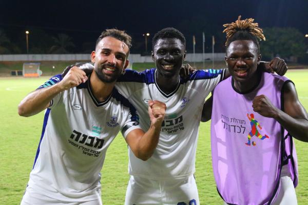 2024/25 - מחזור 6 - הפועל כפר-סבא (2:3) - צ'יפיוקה סונגה, ג'וסלין טאבי ורם לוי חוגגים בסיום המשחק