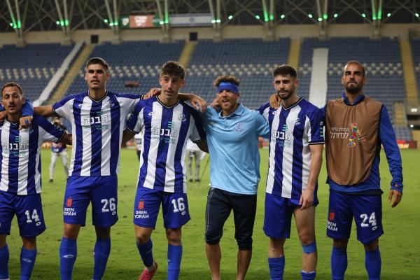 שחקני הפועל פ"ת בסיום המשחק. מימין - דניאל מור יוסף, תומר אלטמן, גולן בני, רועי דוד, יער זמברובסקי, עוז פרץ
