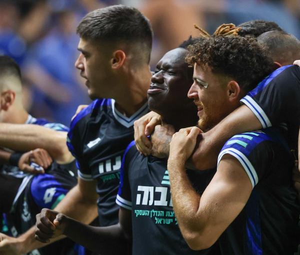 צ'יפיוקה סונגה מתרגש משער הבכורה שלו, גולן בני לימינו
