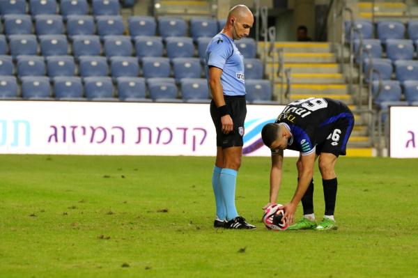 איתי רוטמן לקראת הפנדל המוחמץ השני במשחק
