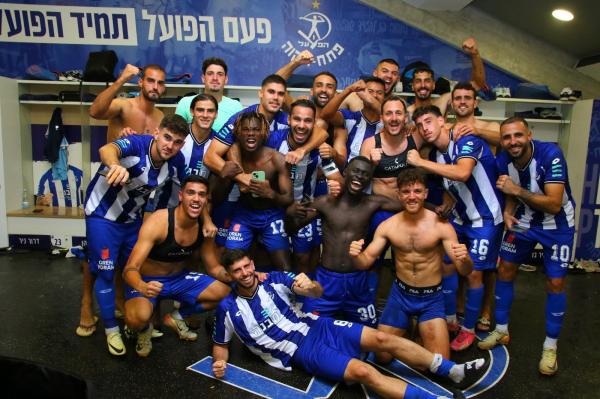 שחקני הפועל פתח תקוה חוגגים בחדר ההלבשה בסיום המשחק
