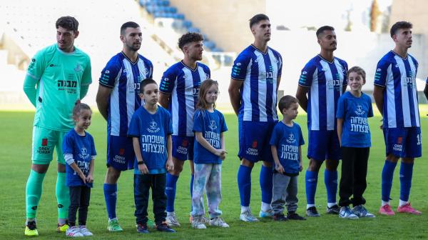 שחקני הפועל פ"ת לקראת פתיחת המשחק. מימין - רועי דוד, מתן פלג, יער זמברובסקי, גולן בני, איתי רוטמן, ליאור גליקליך