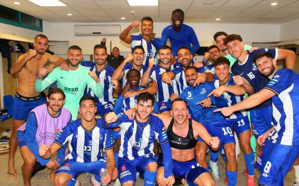 שחקני הפועל פ"ת חוגגים את הניצחון בחדר ההלבשה