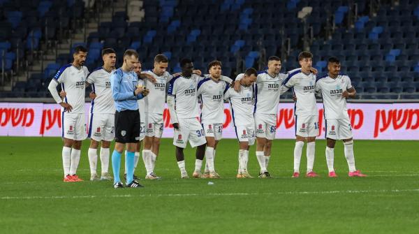 שחקני הפועל פ"ת במהלך דו קרב הפנדלים
