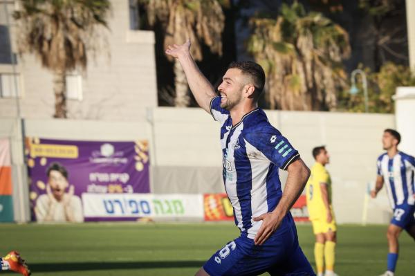איתי רוטמן חוגג את השער הראשון