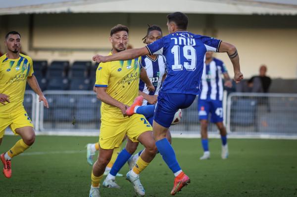 נועם שחר כובש את שער הניצחון עם הגב לשער
