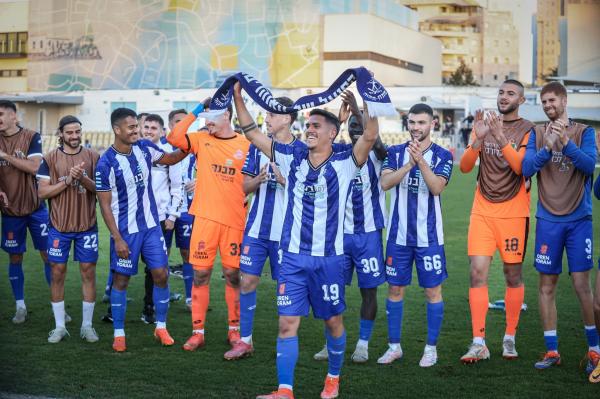 שחקני הפועל פ"ת חוגגים בסיום, כובש שער הניצחון, נועם שחר, מקדימה עם הצעיף