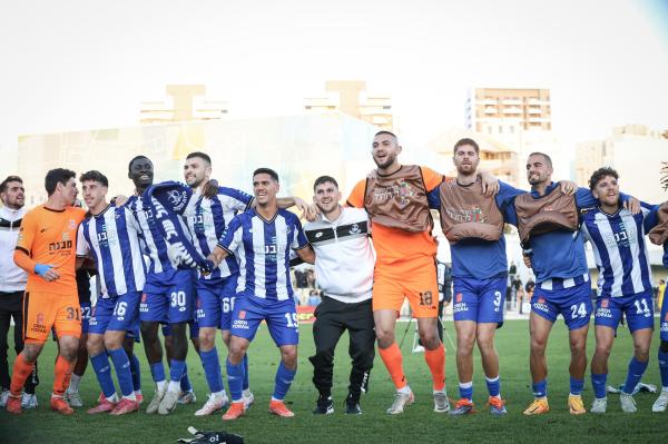 שחקני הפועל פ"ת חוגגים בסיום המשחק