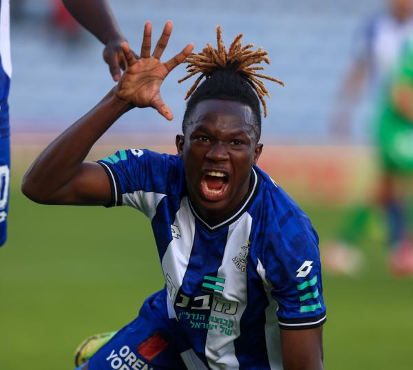 צ'יפיוקה סונגה שואג אחרי שכבש את שער הניצחון