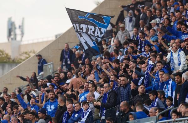 עוד מבט על אוהדי הפועל פ"ת ביציע המערבי של איצטדיון ראש הזהב