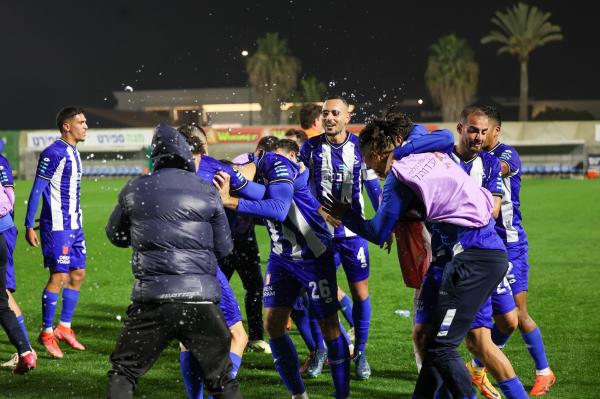 שחקני הפועל פ"ת חוגגים בסיום
