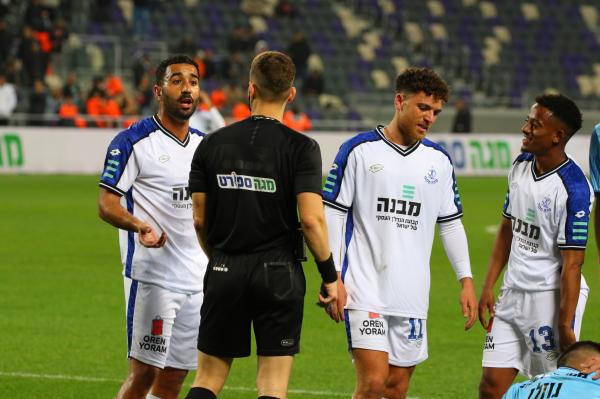 2024/25 - מחזור 24 - בני יהודה (1:1) - דוד דגו, גולן בני ועידן כהן מתוסכלים לאחר השריקה לפנדל המפוקפק