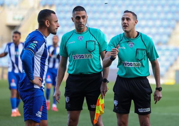 מתן גושה בהטלת המטבע בפתיחת המשחק