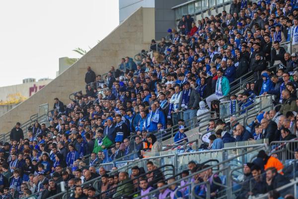 אוהדי הפועל פתח תקוה ביציע המערבי באיצטדיון ראש הזהב