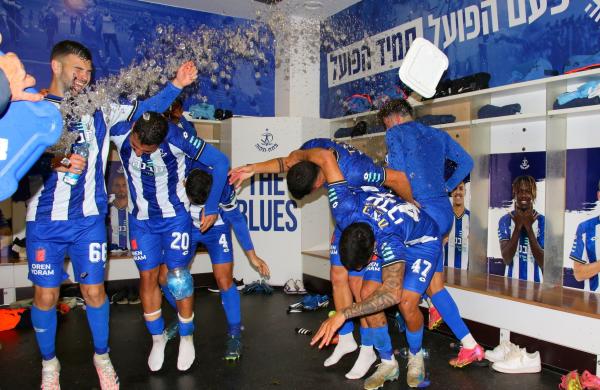 שחקני הפועל פ"ת חוגגים בחדר ההלבשה