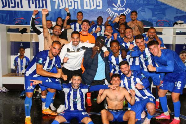 שחקני הפועל פ"ת חוגגים בחדר ההלבשה