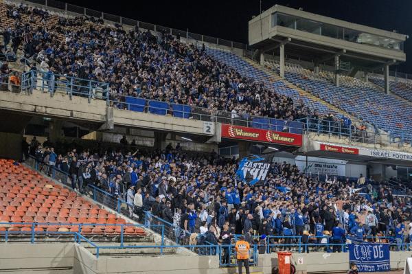 אוהדי הפועל פ"ת עם נוכחות מכובדת ביציע המערבי באיצטדיון ר"ג