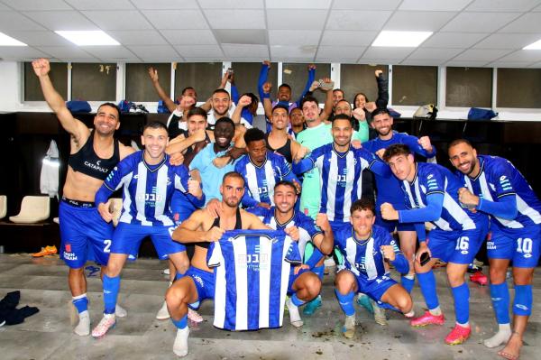 שחקני הפועל פ"ת חוגגים בחדר ההלבשה