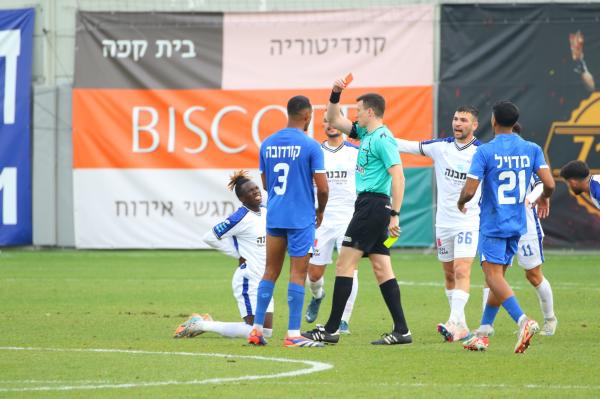 השופט אביב קליין שולף כרטיס אדום לעבר אדיר קורדובה לאחר עבירה על צ'יפיוקה סונגה