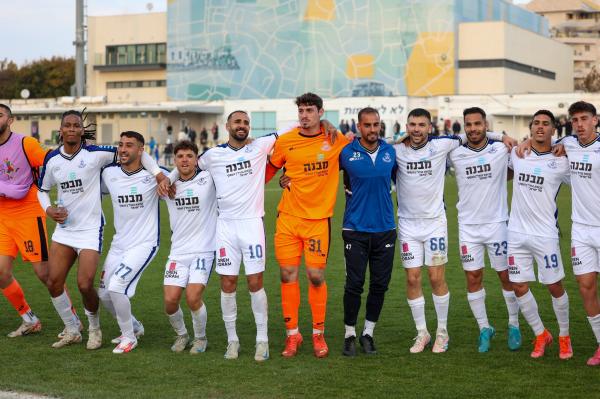 שחקני הפועל פ"ת חוגגים עם הקהל בסיום המשחק
