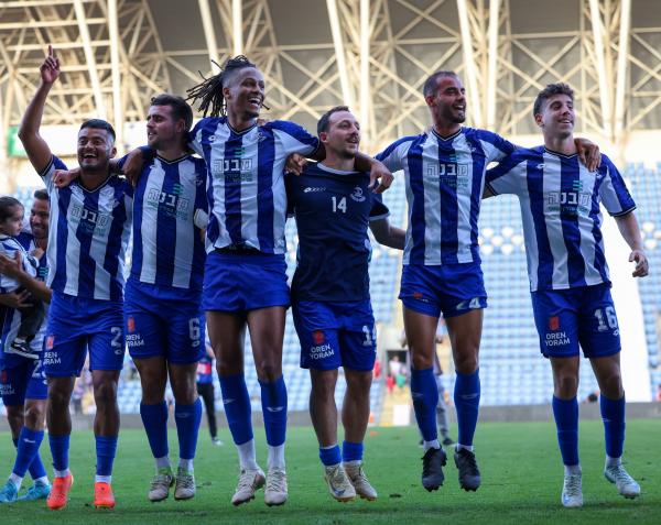 רועי דוד, דניאל מור יוסף, עוז פרץ, פרנק ריבולייה, אוהד חזוט ומתן פלג חוגגים