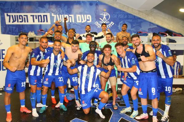 שחקני הפועל פ"ת חוגגים בסיום המשחק בחדר ההלבשה