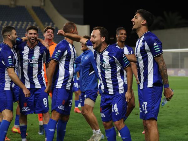 שחקני הפועל פ"ת חוגגים בסיום