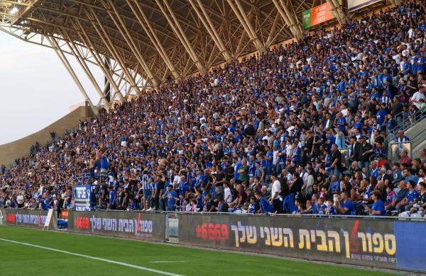 עוד מבט על אוהדי הפועל פ"ת ביציע המזרחי באיצטדיון ראש הזהב
