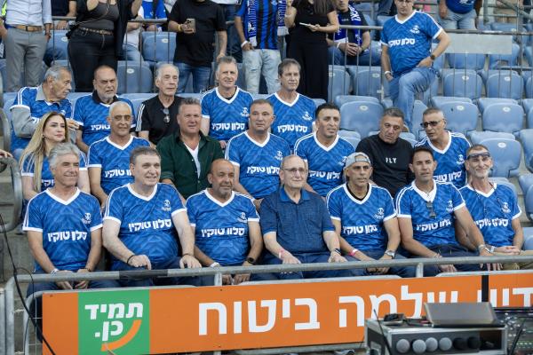 ותיקי הפועל פ"ת שהגיעו לטקס לכבוד הקבוצה של עונת 1989/90 (לפני משחק העלייה ב-2025). שני מימין למעלה גבע מרקוס, רביעי מימין מאמן הקבוצה דאז אברם גרנט. בשורה השנייה יוסי לוי, בני קוזושווילי, רפי כהן החלוץ, אלון בולוקן, דוד לוי, ובשורה למטה שחר ילין, רפי כהן1, עוז אליה, גדעון מרקוס, אלי מחפוד, איתן בודניוק ויוסי שושני