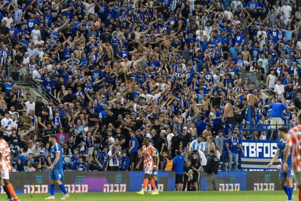 אוהדי הפועל פ"ת במהלך המשחק