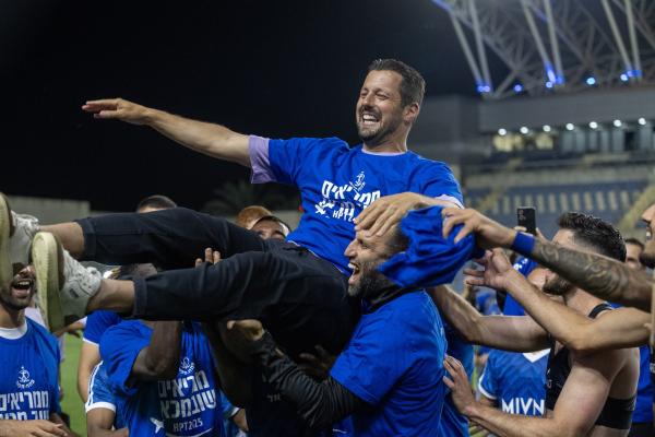 מאמן הפועל פ"ת עומר פרץ מקבל את הכבוד הראוי לו