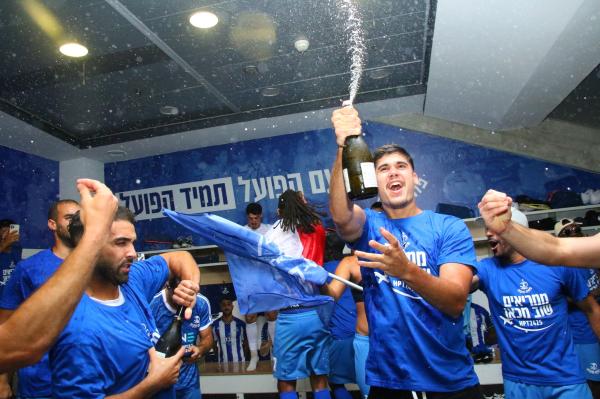 יער זמברובסקי חוגג בחדר ההלבשה