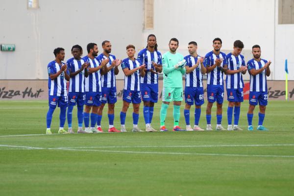 שחקני הפועל פ"ת לקראת פתיחת המשחק