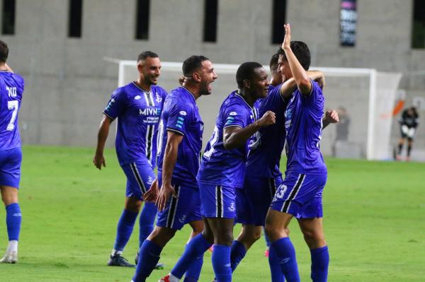 שחקני הפועל פתח תקוה חוגגים את שער היתרון של נדב נידם