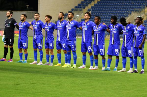 שחקני הפועל פ"ת לקראת פתיחתה המשחק