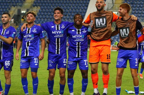 שחקני הפועל פ"ת חוגגים בסיום. מימין: רוי בן נביא, עמית משיח, אוקלידס אנדרדה, נדב נידם, גולן בני, איתי רוטמן