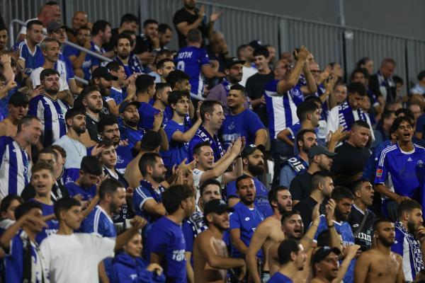 אוהדי הפועל פתח תקוה באיצטדיון גרין