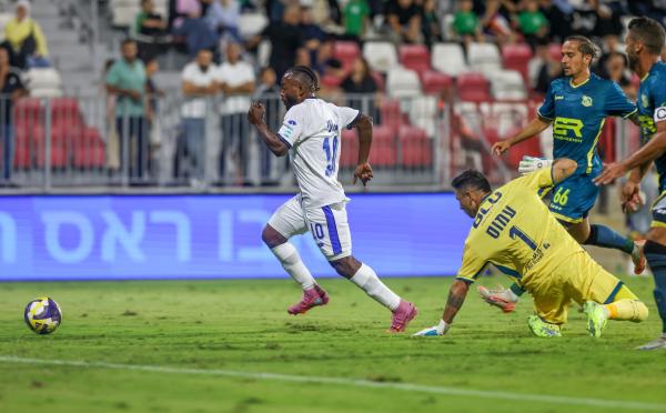 ג'יימס אדניי עובר את השוער גד עמוס בדרך לכיבוש ה-0:2