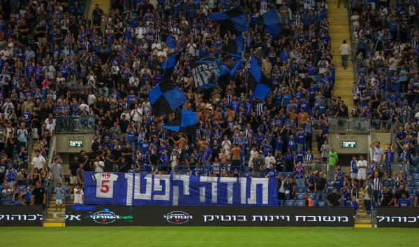 אוהדי הפועל פתח תקוה ביציע המזרחי באיצטדיון ראש הזהב