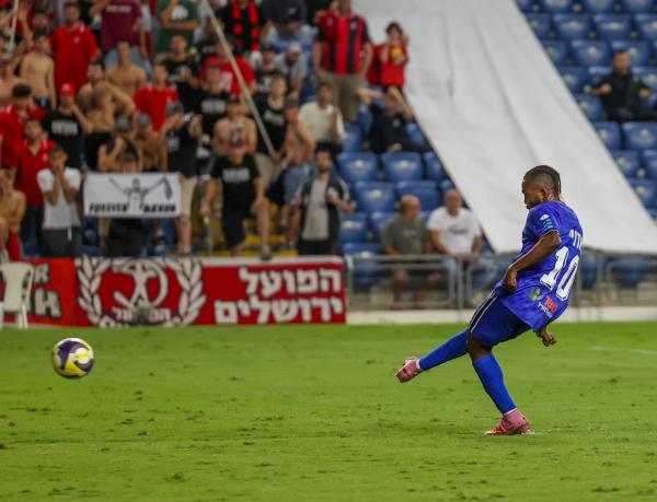 ג'יימס אדניי מחמיץ את הפנדל