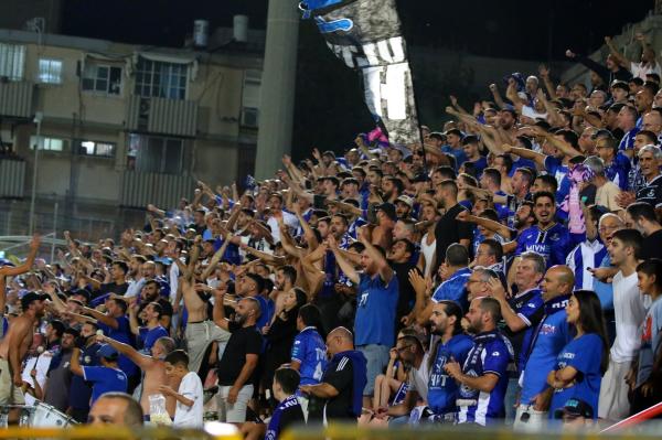 אוהדי הפועל פתח תקוה באיצטדיון הי"א באשדוד