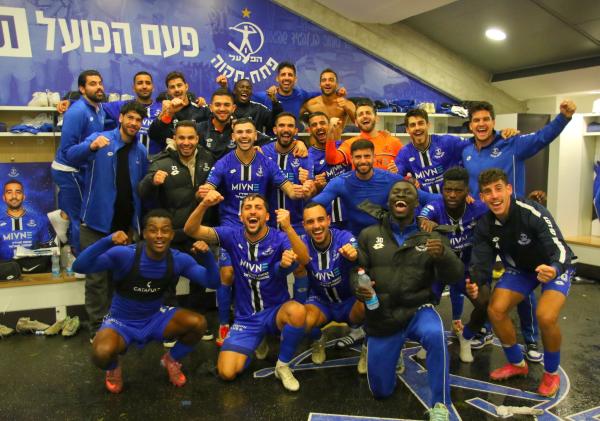 שחקני הפועל פ"ת חוגגים בחדר ההלבשה אחרי המשחק