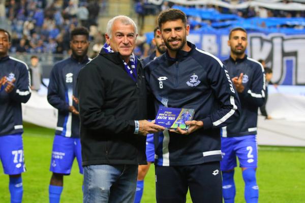 תומר אלטמן מקבל את פרס מצטיין הסיבוב הראשון של הקבוצה
