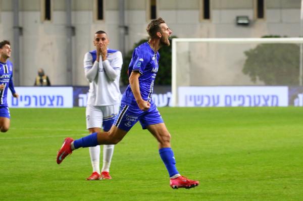 מארק קוסטה חוגג את השער הראשון