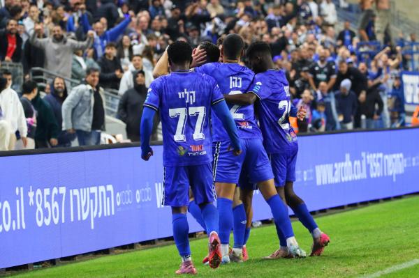 שחקני הפועל פ"ת חוגגים מול היציע