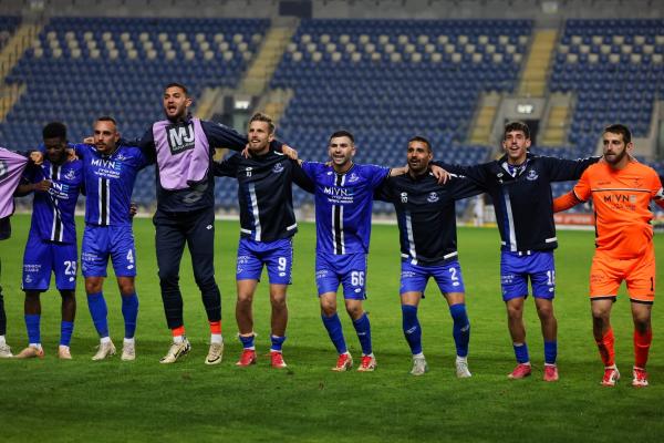 שחקני הפועל פ"ת חוגגים בסיום. מימין: עומר כץ, רועי דוד, איתי רוטמן, מארק קוסטה, עמית משיח, מתן גושה, בוני אמיאן