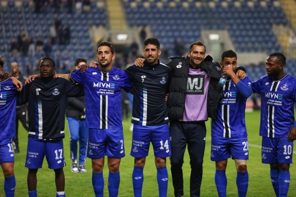 שחקני הפועל פ"ת חוגגים בסיום. מימין: ג'יימס אדניי, עידן כהן, עמית גלזר, יונתן כהן, שביט מזל, צ'יפיוקה סונגה