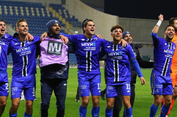 שחקני הפועל פ"ת חוגגים בסיום המשחק